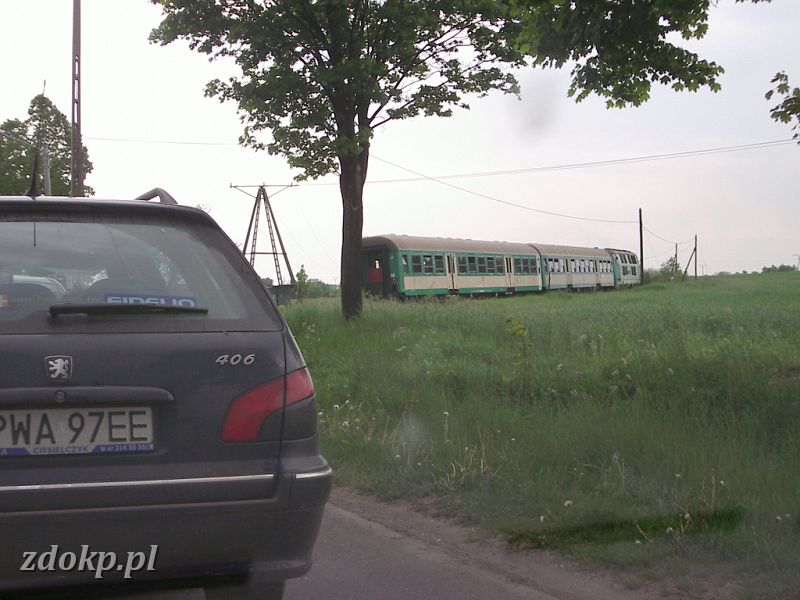 2005-05-23.023 bolechowo - MGoslina.JPG - 2005-05-23,SU45-247 osobowy relacji Pozna G - Wgrowiec za przejazdem pod Murowan Golin.